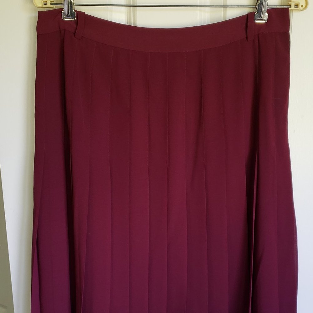 BCBG box pleat knee length skirt